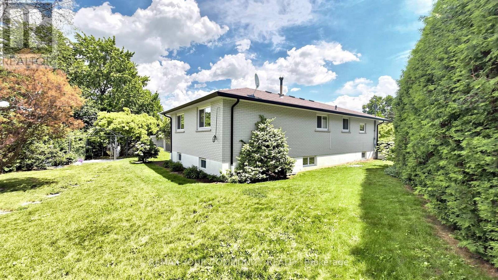 651 Mossbank Court, Newmarket, Ontario  L3Y 3A9 - Photo 32 - N13461788