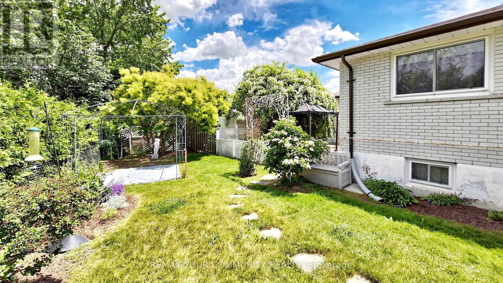651 Mossbank Court, Newmarket, Ontario  L3Y 3A9 - Photo 33 - N13461788