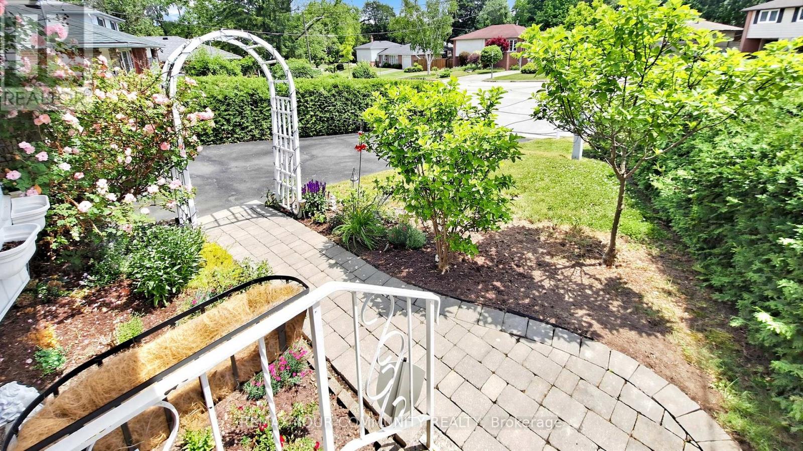 651 Mossbank Court, Newmarket, Ontario  L3Y 3A9 - Photo 4 - N13461788