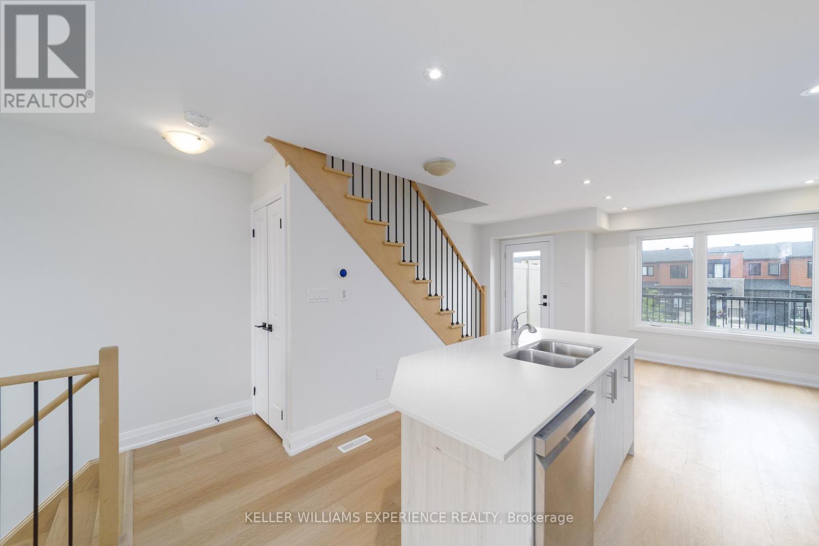 101 Fairlane Avenue, Barrie (Painswick South), Ontario  L9J 0M5 - Photo 6 - S13461736