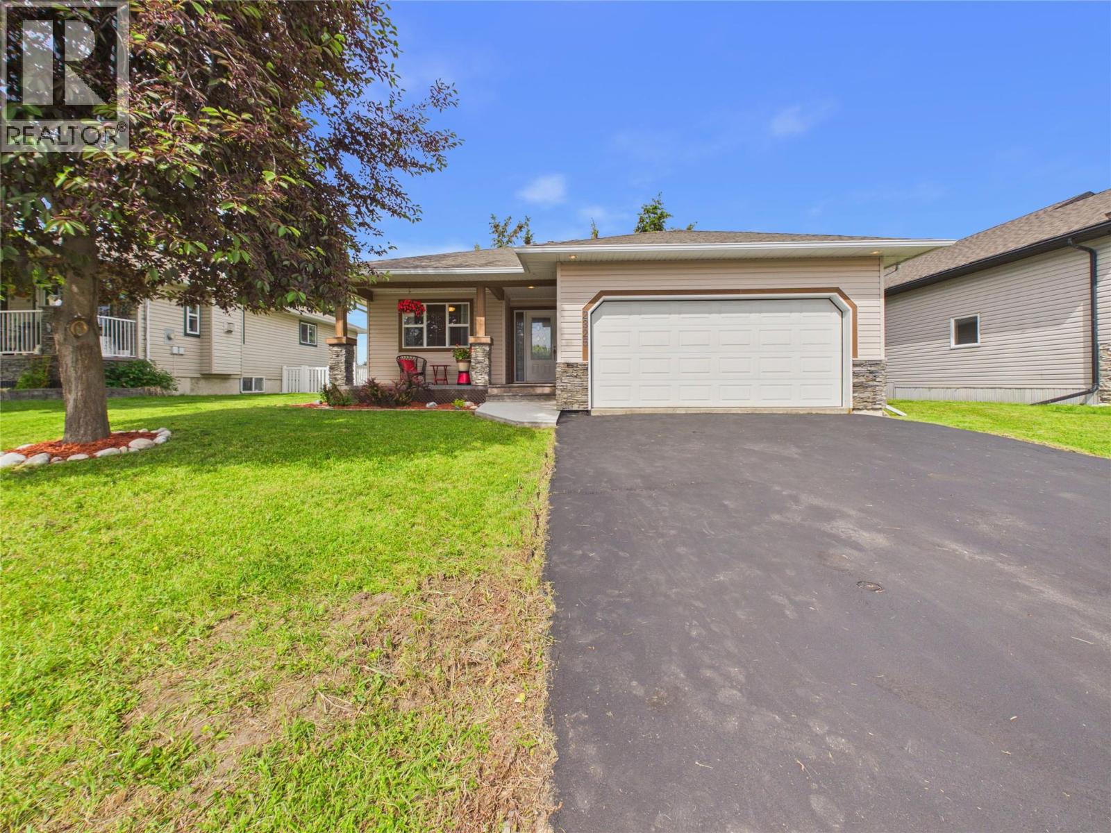 2325 Mt Baker Crescent, Cranbrook, British Columbia  V1C 6L4 - Photo 2 - 10391812