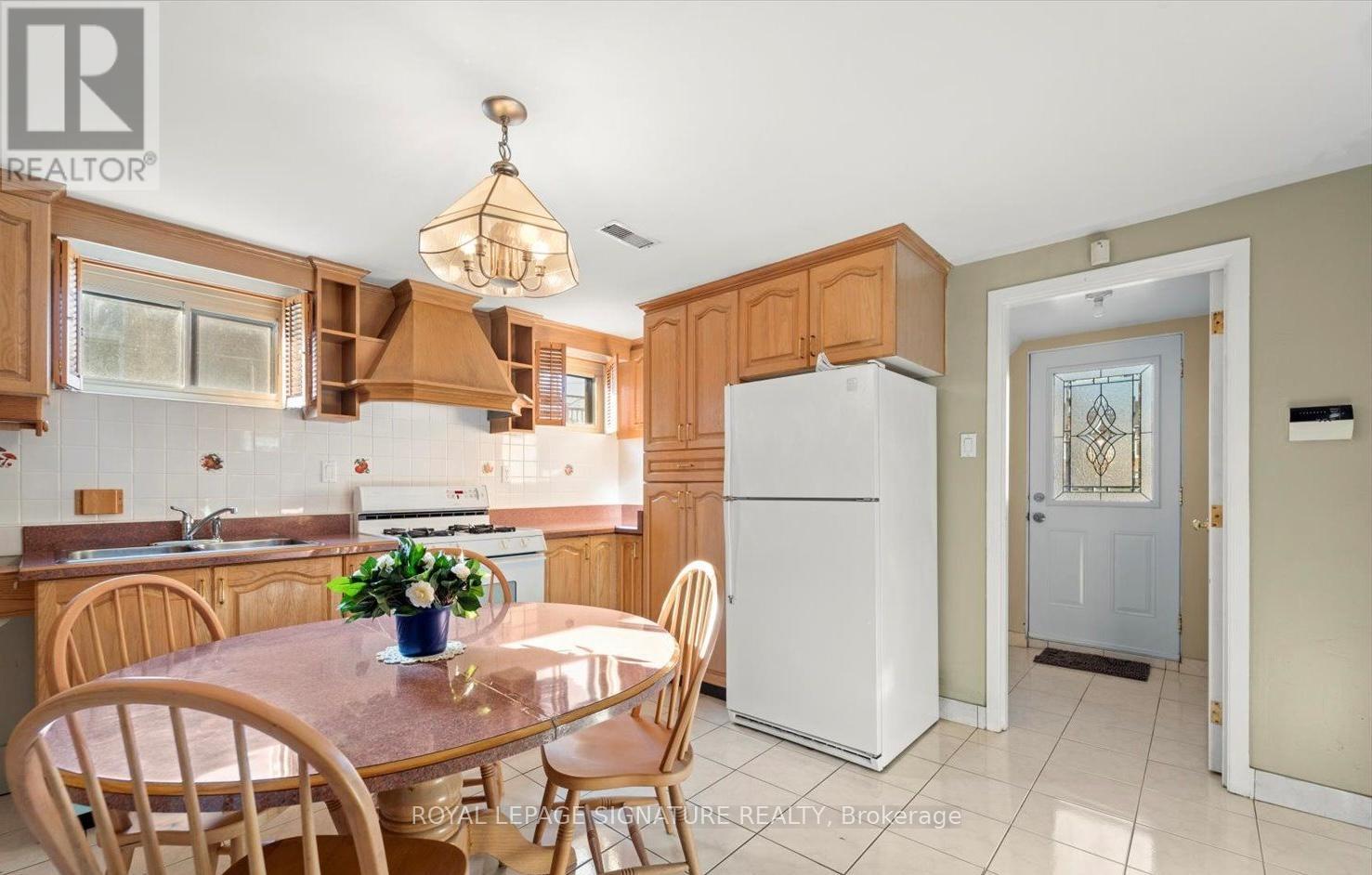 Lower - 64 Watney Crescent, Toronto, Ontario  M3L 2C9 - Photo 4 - W13461696