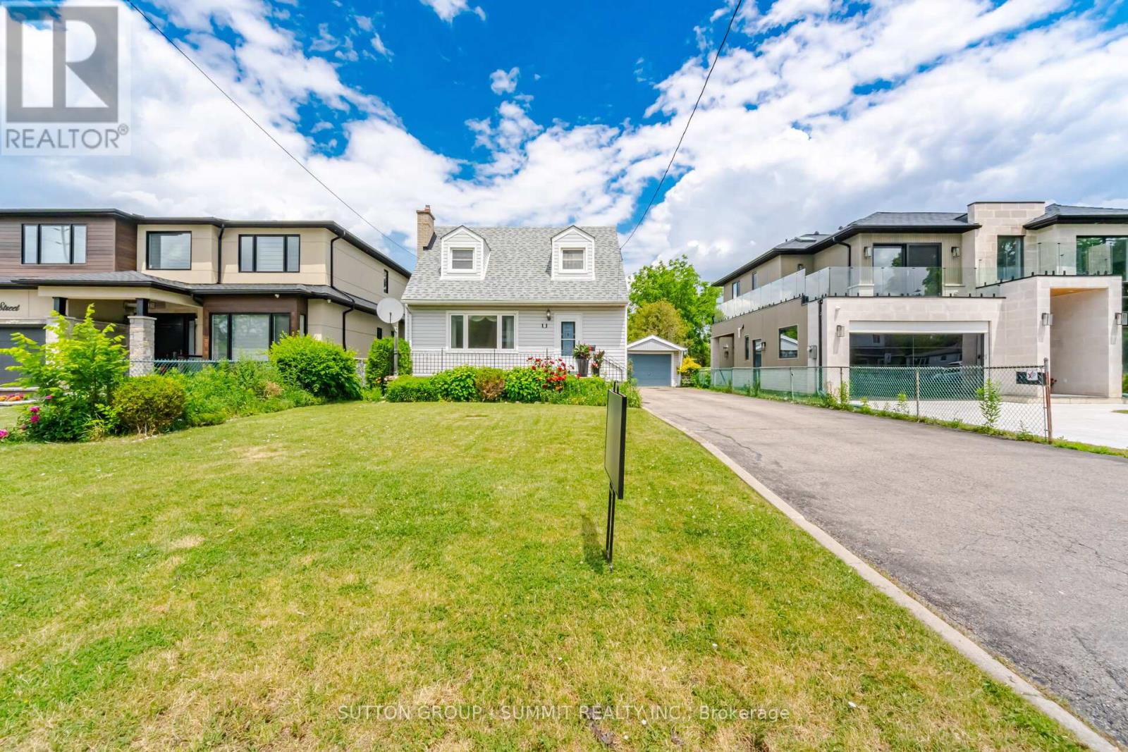 7 EARL STREET, Mississauga, Ontario