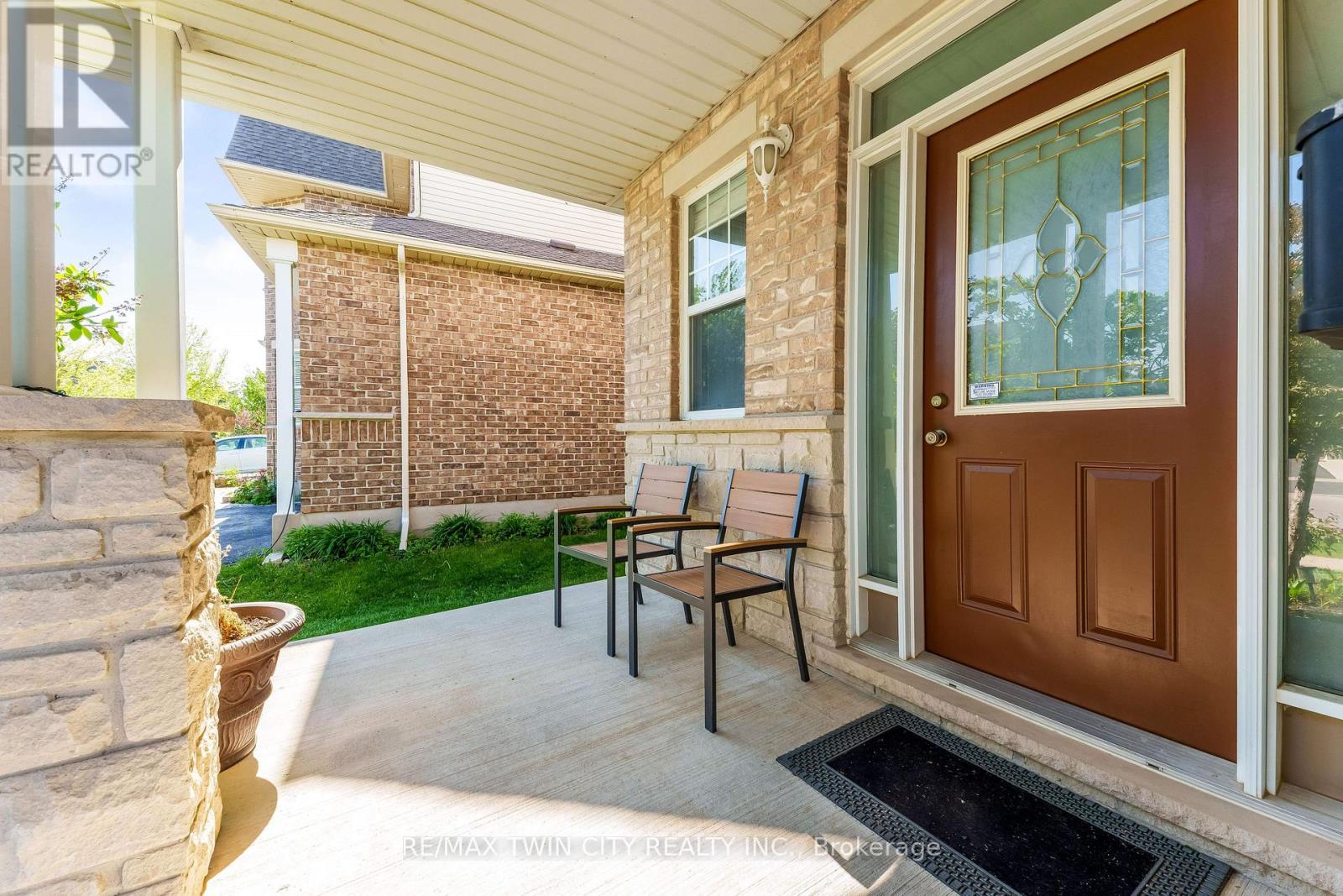 27 Tremaine Drive, Kitchener, Ontario  N2A 4L9 - Photo 3 - X13462026