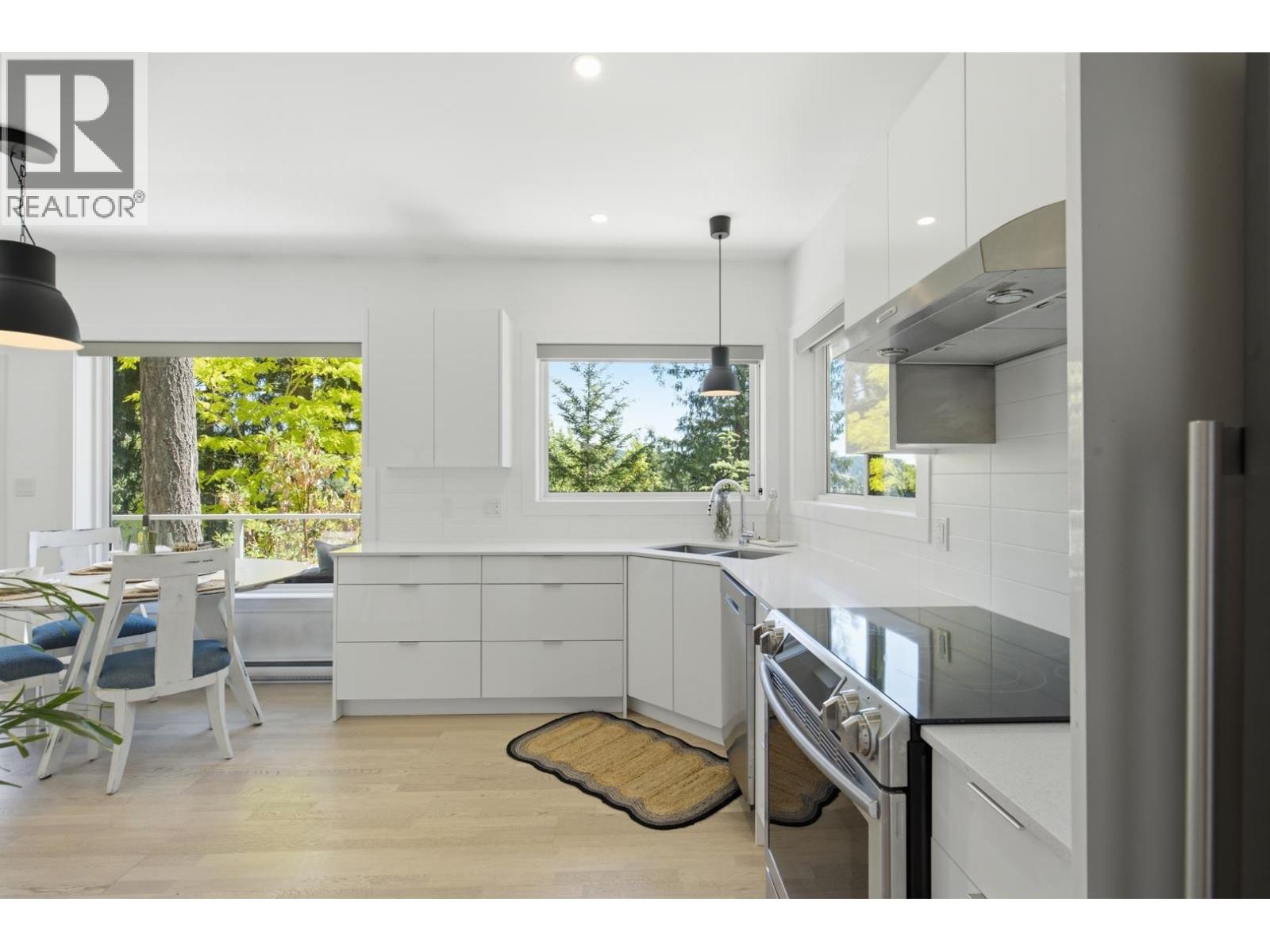 5673 Salmon Drive, Sechelt, British Columbia  V0N 3A0 - Photo 10 - R3137416