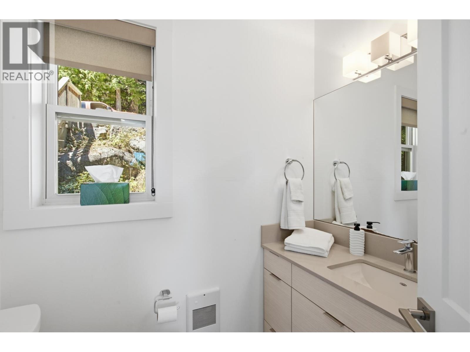 5673 Salmon Drive, Sechelt, British Columbia  V0N 3A0 - Photo 13 - R3137416