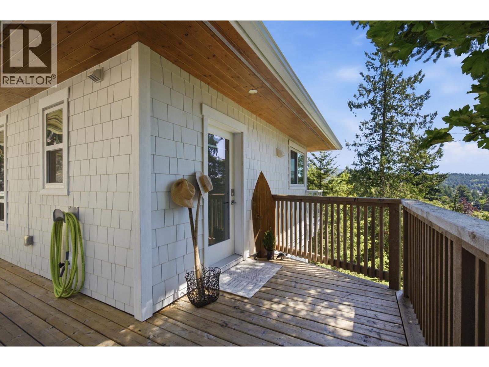 5673 Salmon Drive, Sechelt, British Columbia  V0N 3A0 - Photo 3 - R3137416