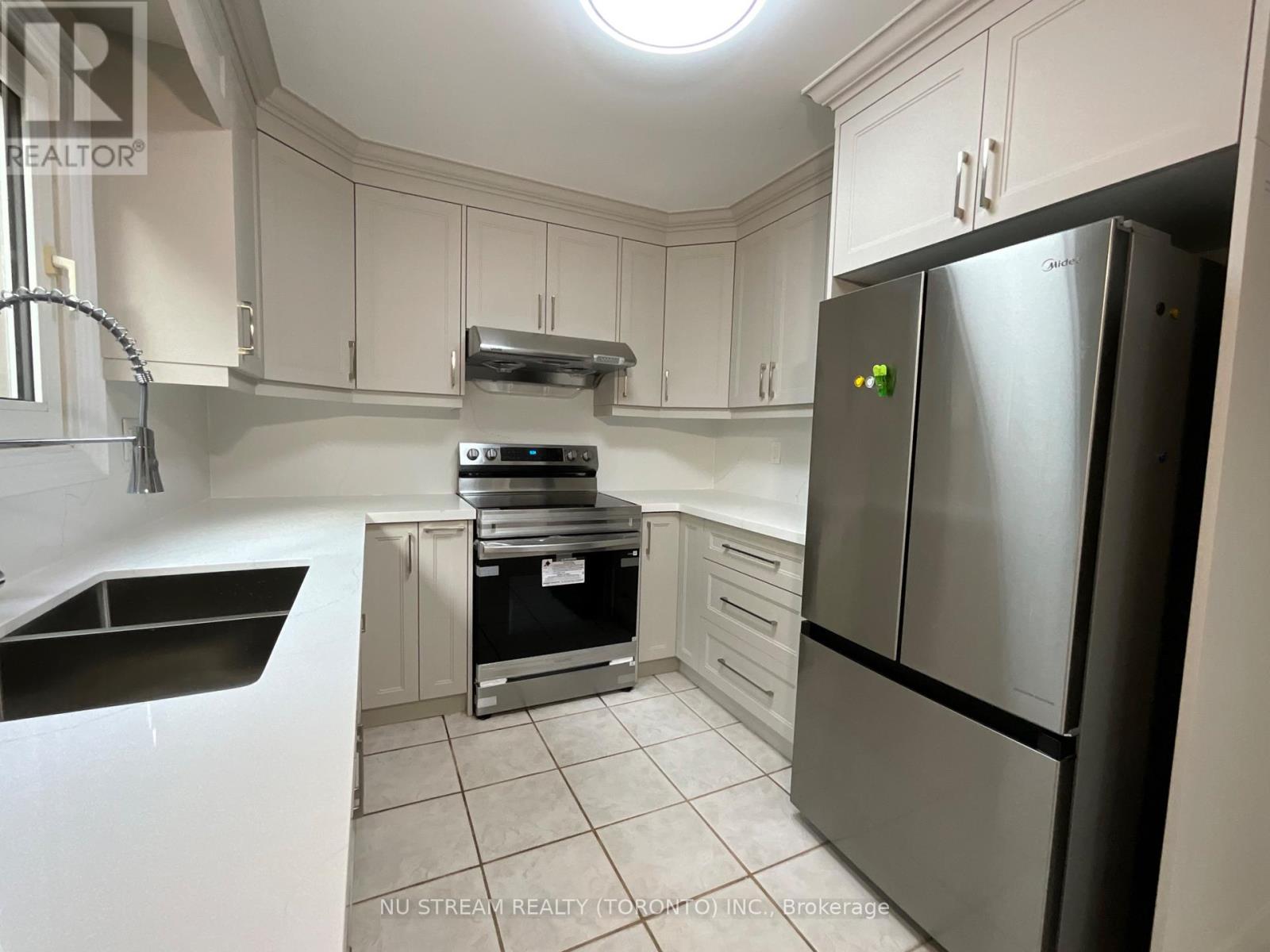 45 Emmeloord Crescent, Markham, Ontario  L3R 1P9 - Photo 9 - N13461264