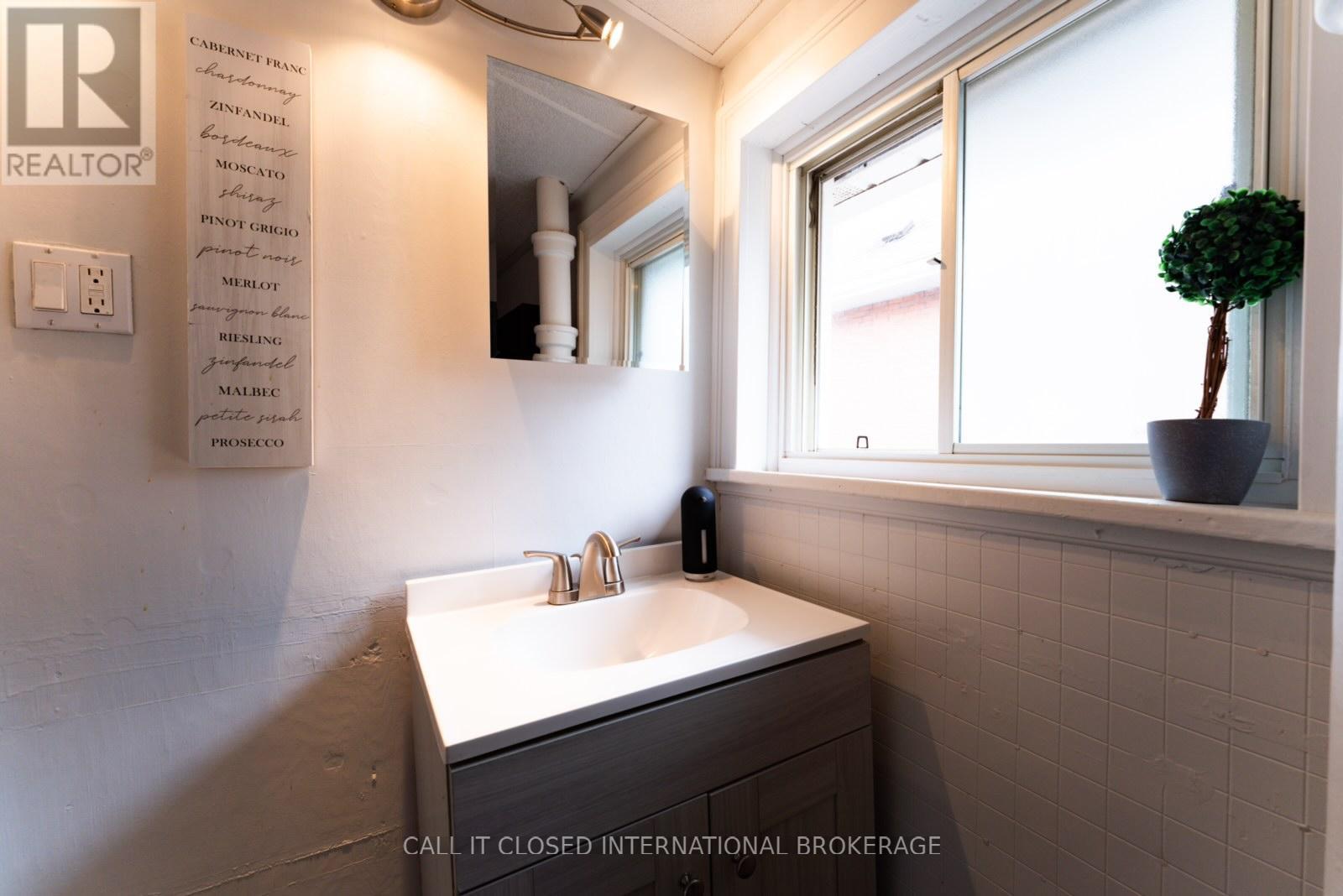 326 SMITH STREET photo 23