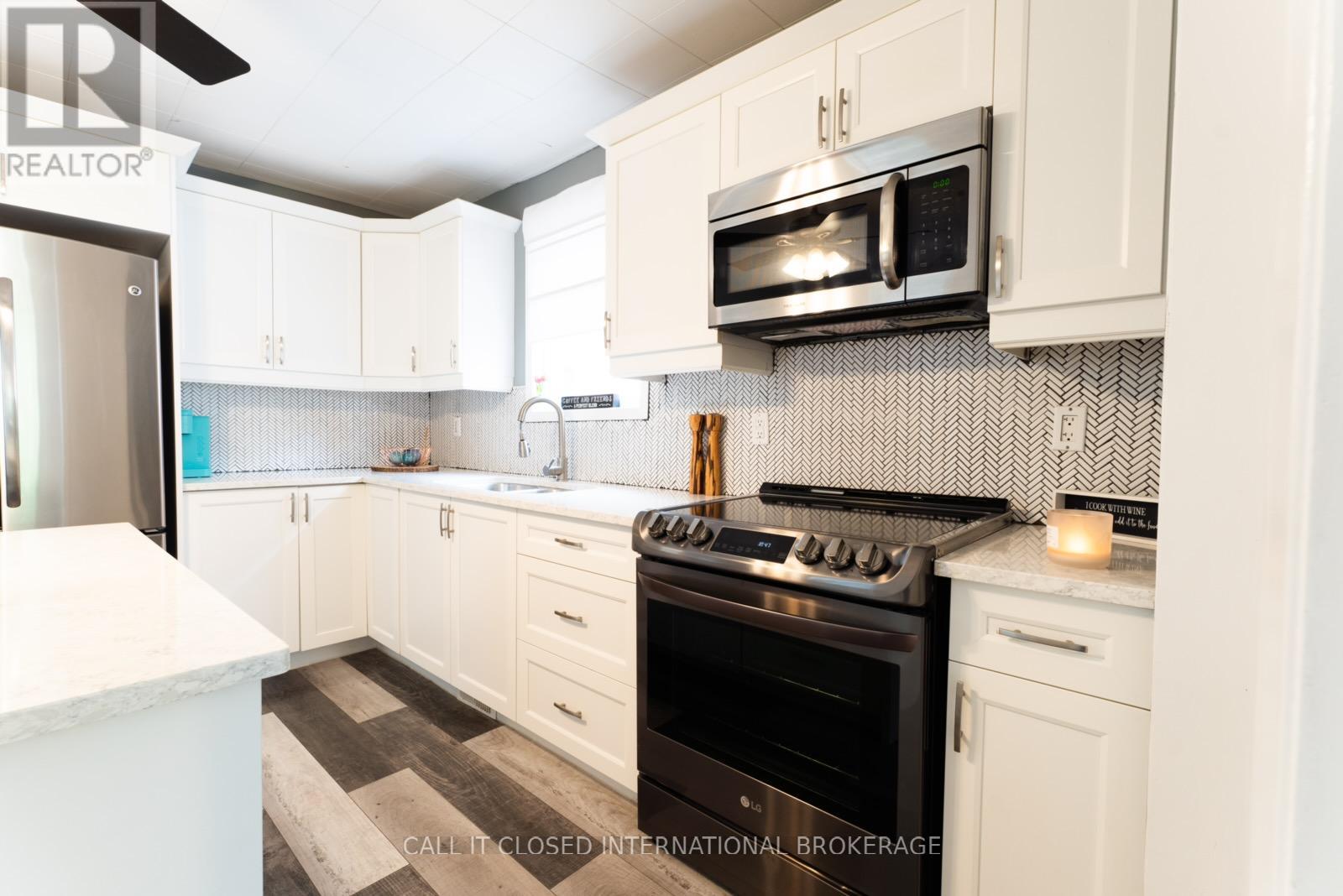 326 SMITH STREET photo 9