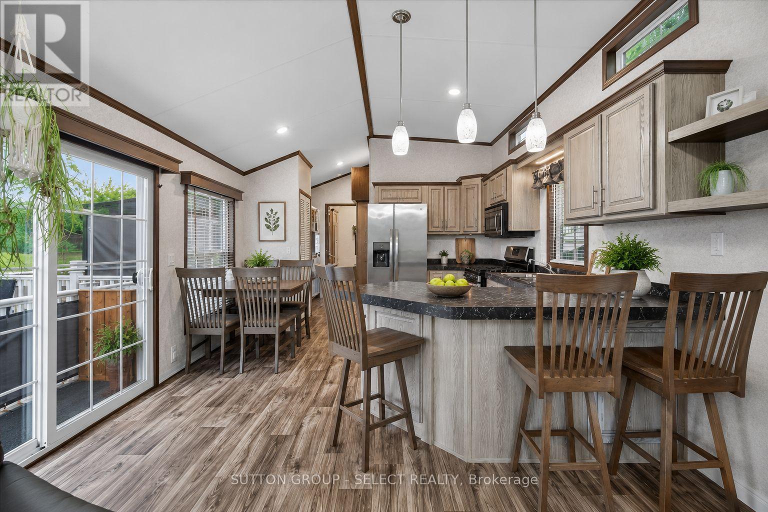 404 - 8685 Rock Glen Road, Lambton Shores, Ontario  N0M 1B0 - Photo 2 - X13462554