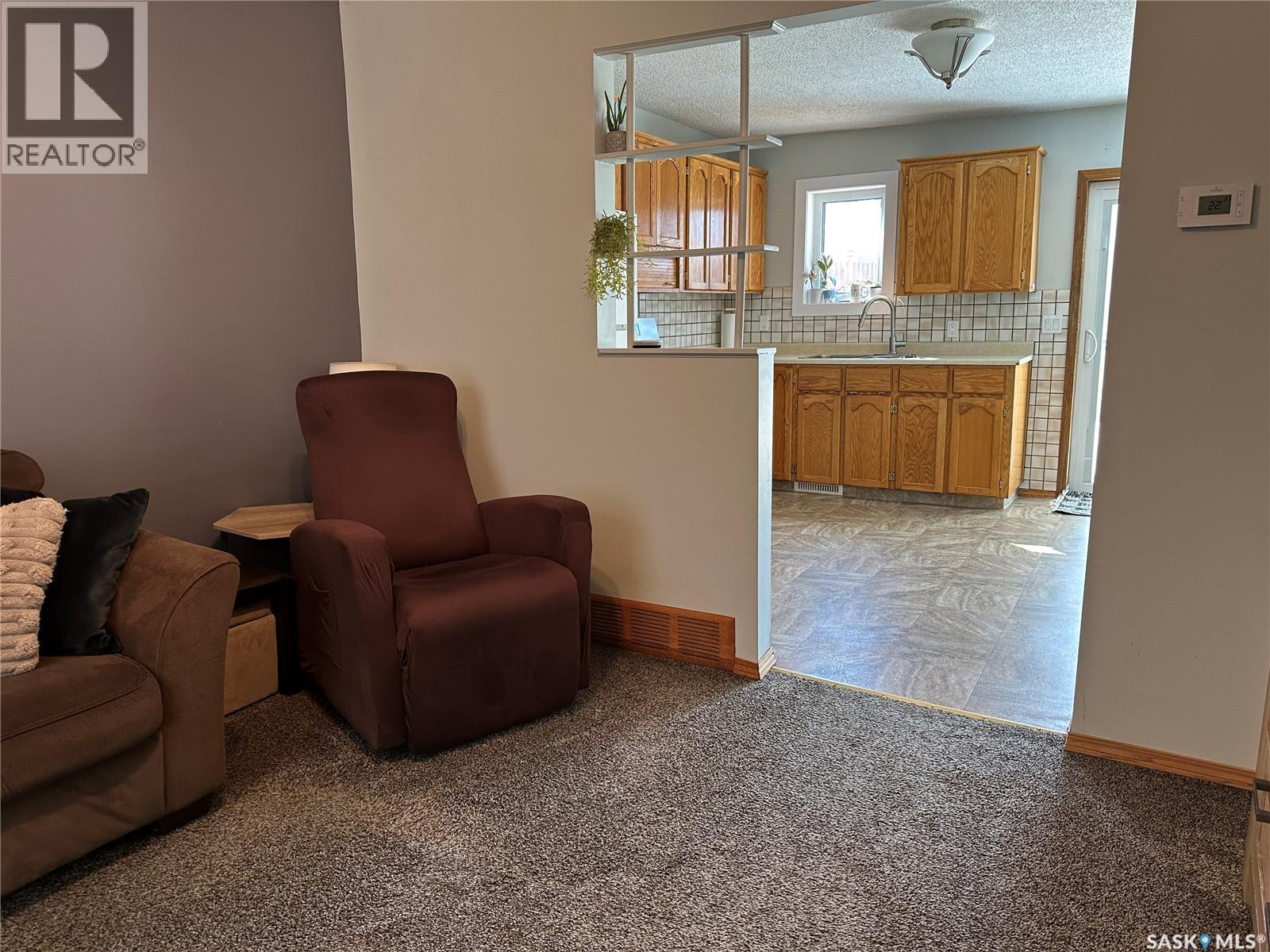 24 3rd Avenue SE, Weyburn, Saskatchewan  S4H 1X2 - Photo 4 - SK032202