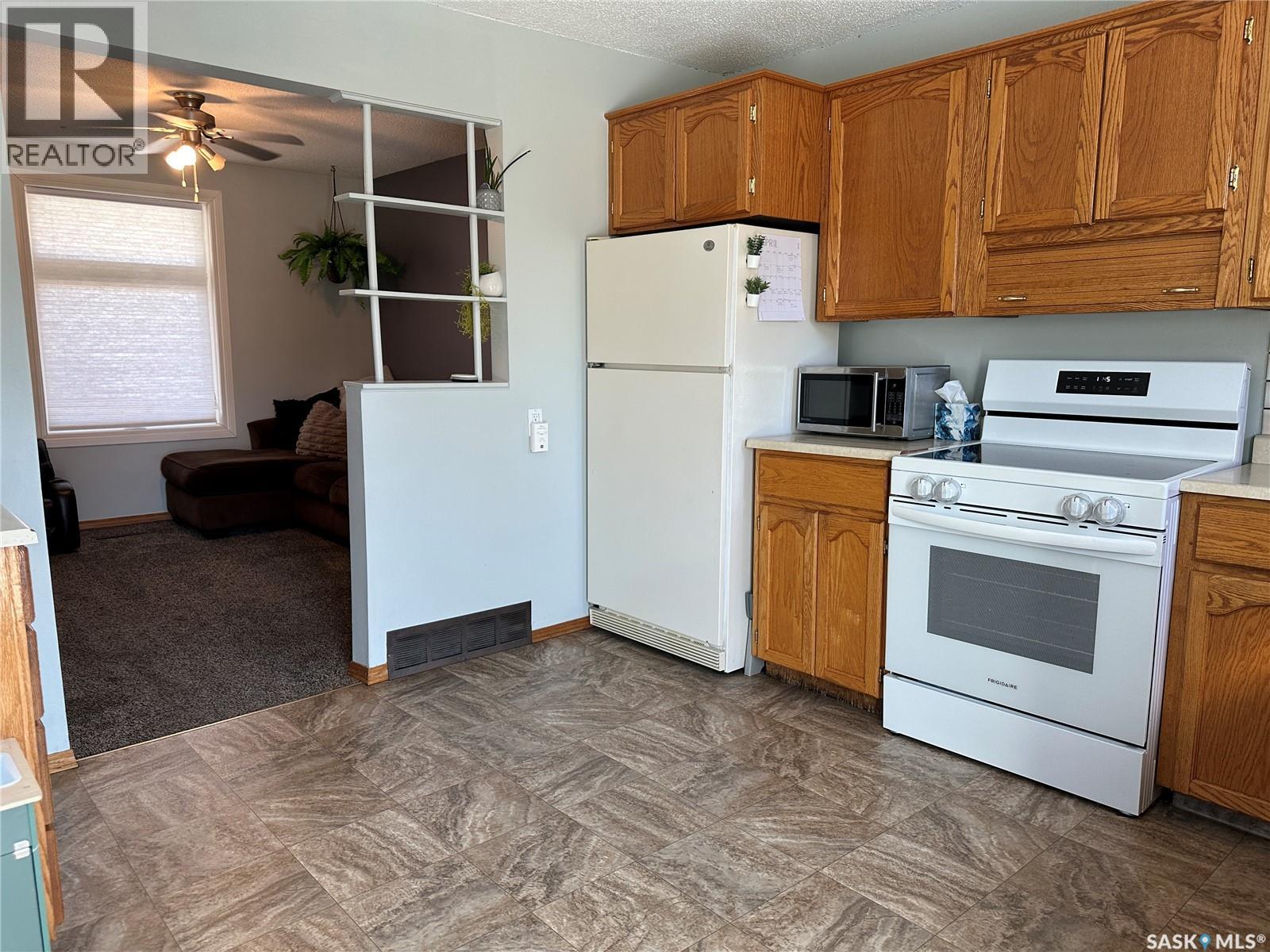 24 3rd Avenue SE, Weyburn, Saskatchewan  S4H 1X2 - Photo 9 - SK032202