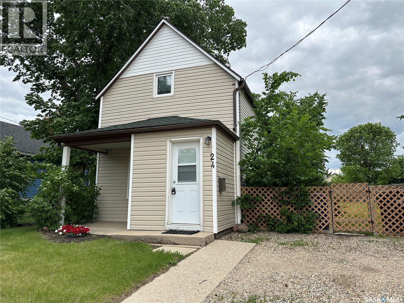 24 3rd AVENUE SE, Weyburn, Saskatchewan