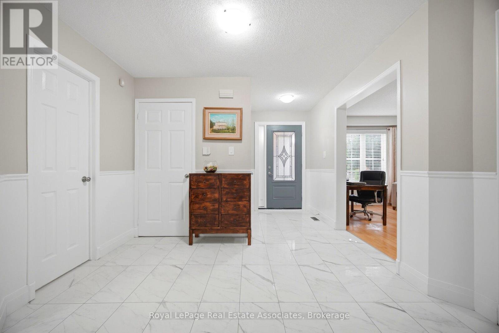 6343 Alderwood Trail, Mississauga, Ontario  L5N 6X1 - Photo 5 - W13462076