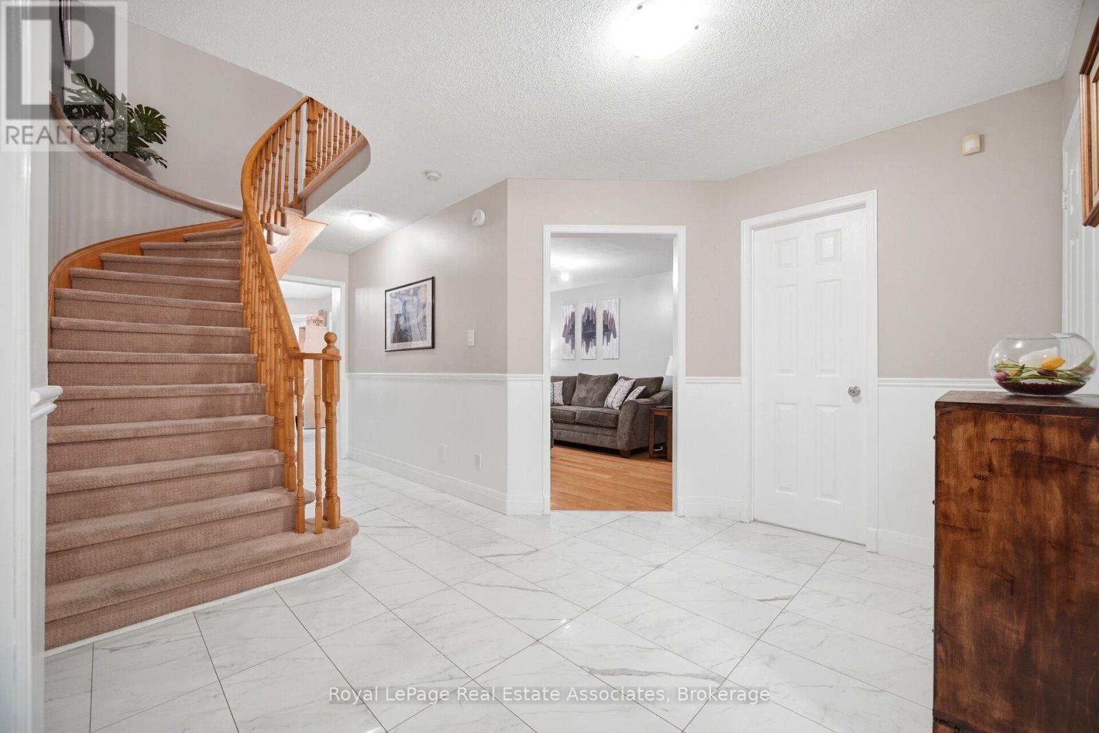 6343 Alderwood Trail, Mississauga, Ontario  L5N 6X1 - Photo 6 - W13462076