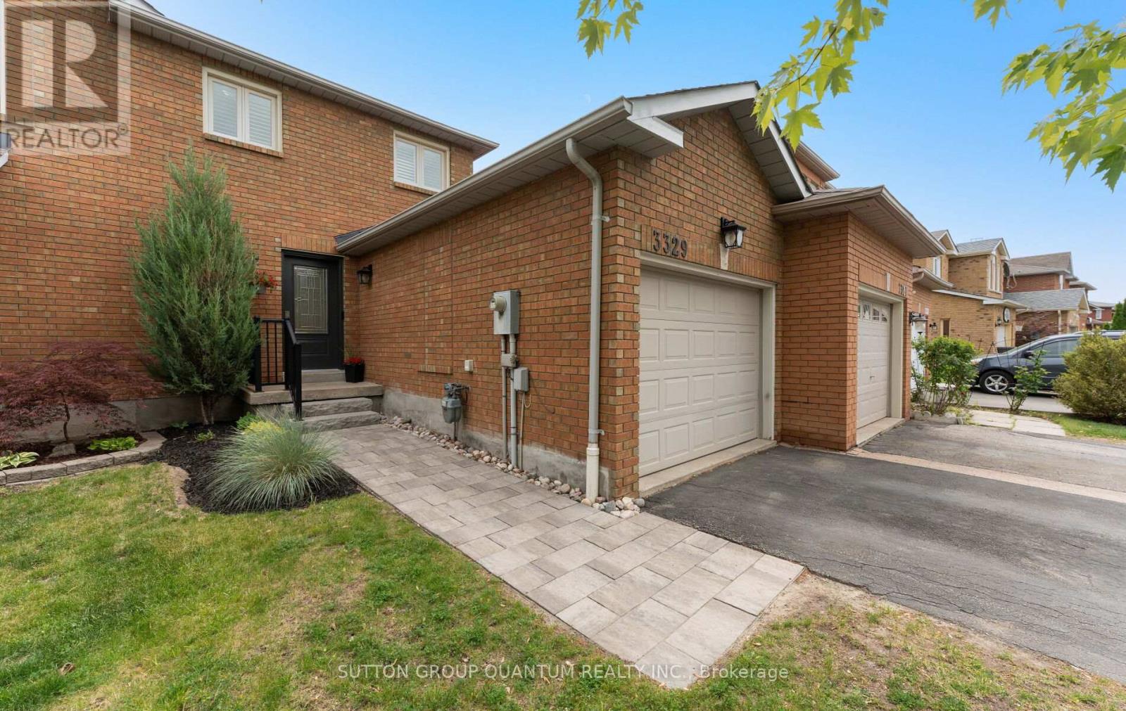 3329 Bobwhite Mews, Mississauga, Ontario  L5N 6E8 - Photo 3 - W13462172
