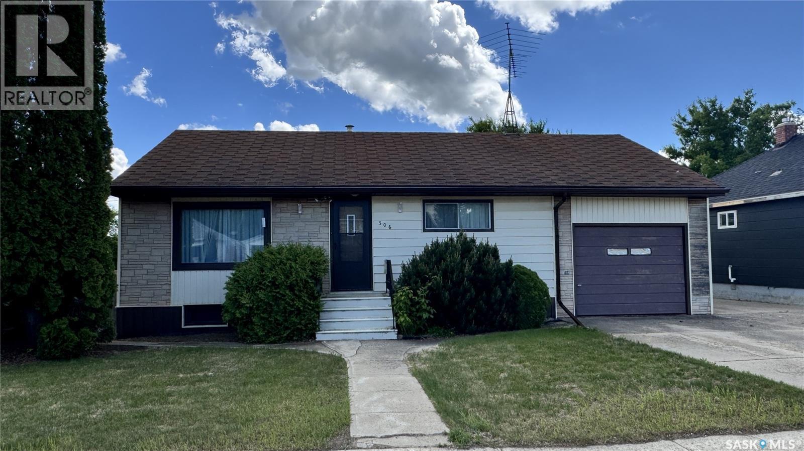 306 6th Avenue E, Biggar, Saskatchewan  S0K 0M0 - Photo 1 - SK039759