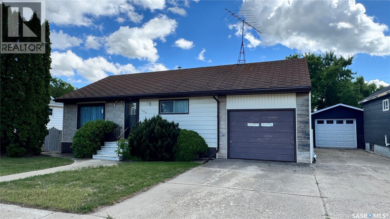 306 6th Avenue E, Biggar, Saskatchewan  S0K 0M0 - Photo 2 - SK039759