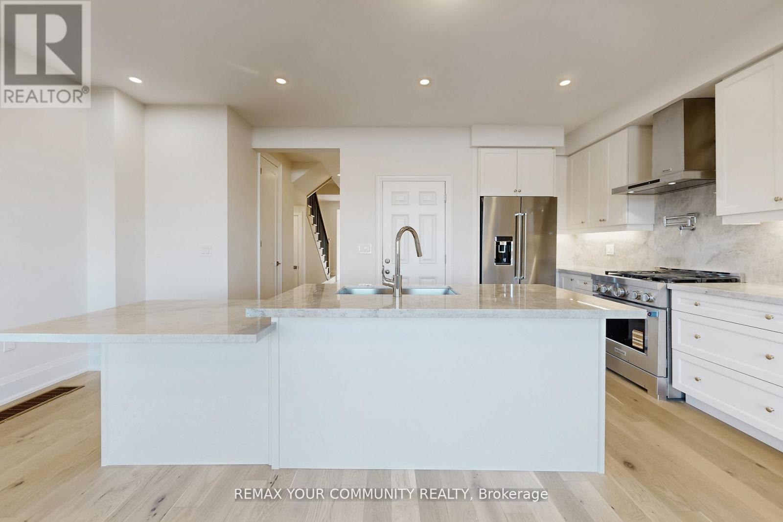 44 Schmeltzer Crescent, Richmond Hill, Ontario  L4E 1A2 - Photo 3 - N13462322