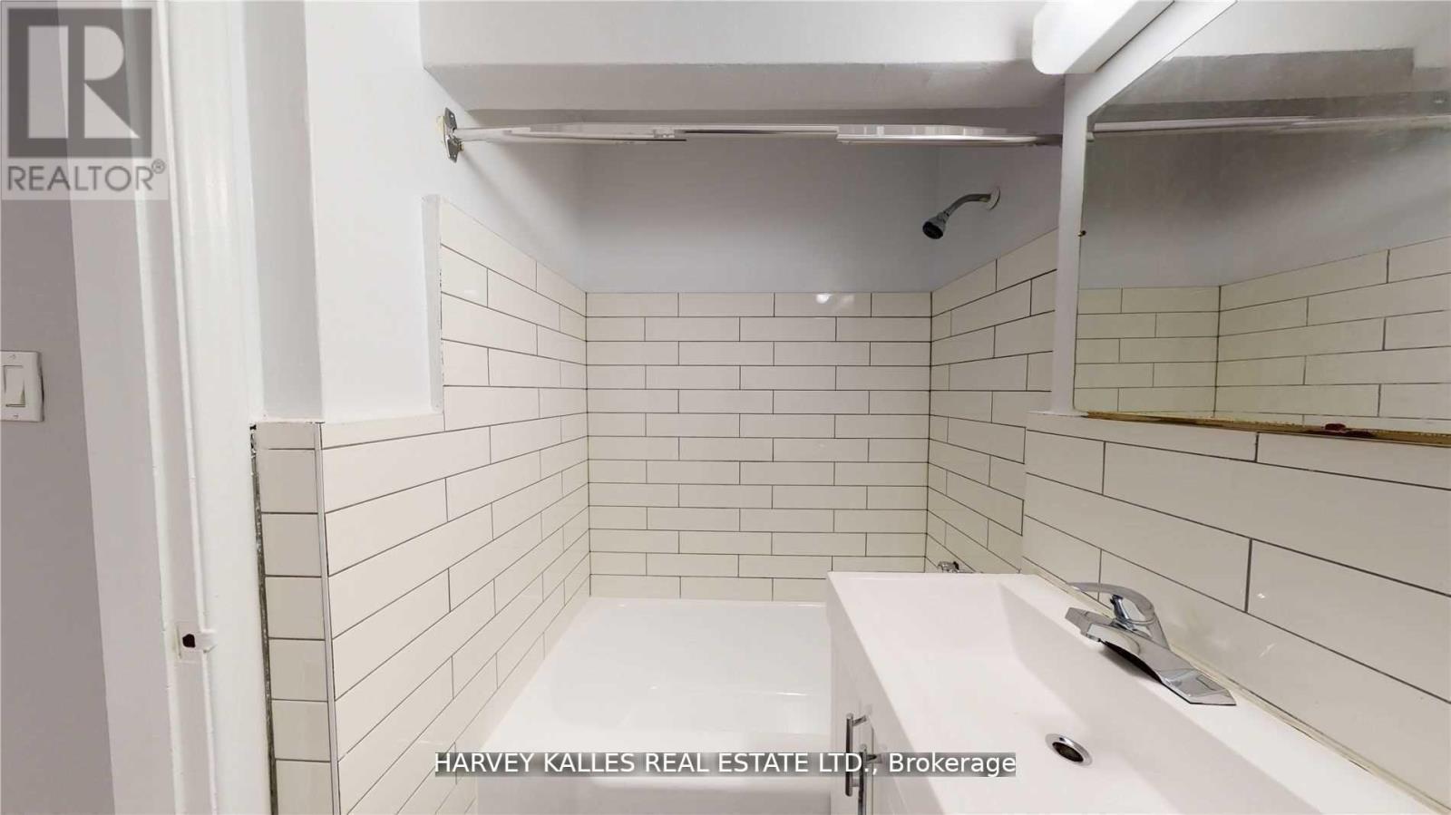 B3 - 4 Greentree Court, Toronto, Ontario  M6M 2A5 - Photo 14 - W13462464