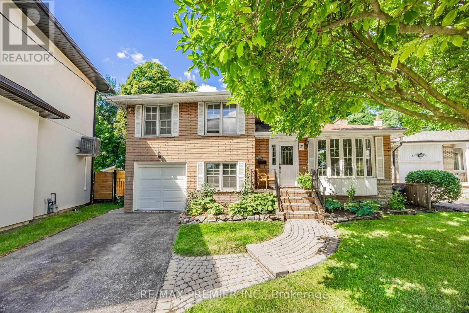 21 Halbadier Place, Toronto, Ontario  M9B 2H4 - Photo 2 - W13462476