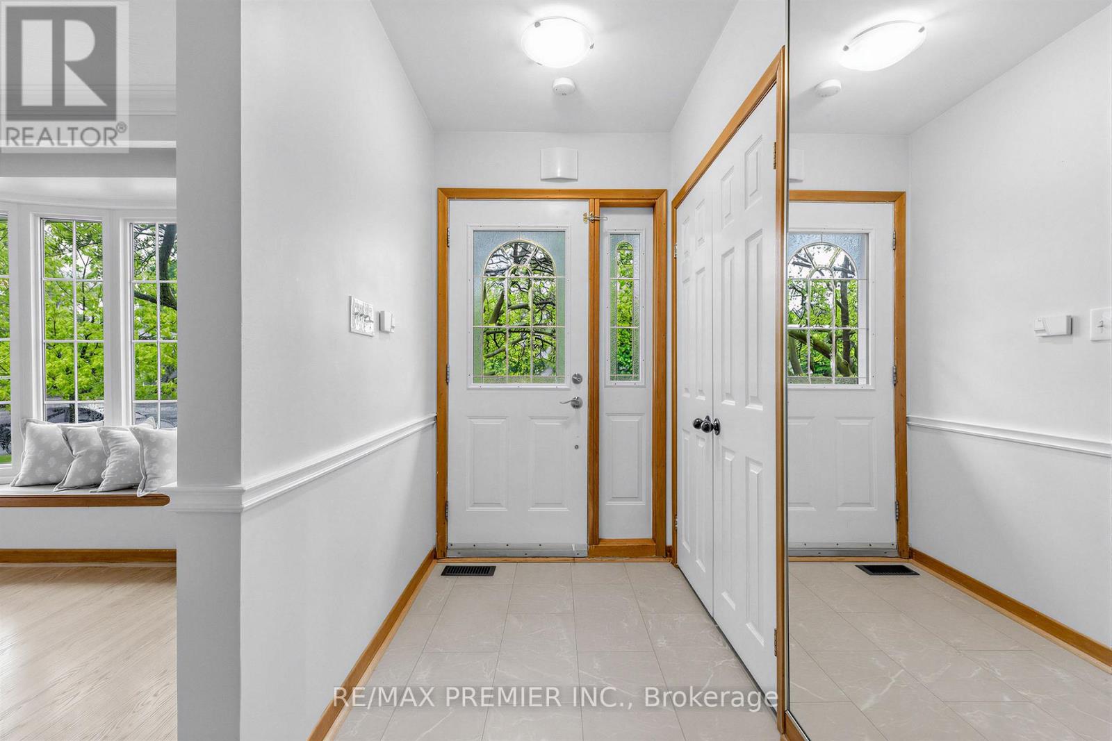 21 Halbadier Place, Toronto, Ontario  M9B 2H4 - Photo 7 - W13462476