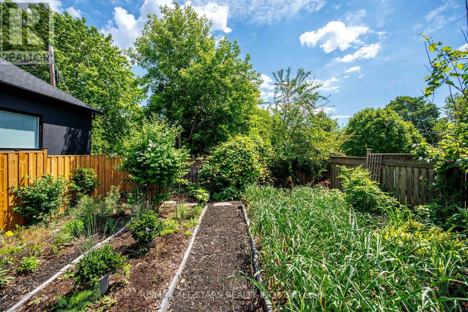 1113b Islington Avenue, Toronto, Ontario  M8Z 4S3 - Photo 47 - W13462592