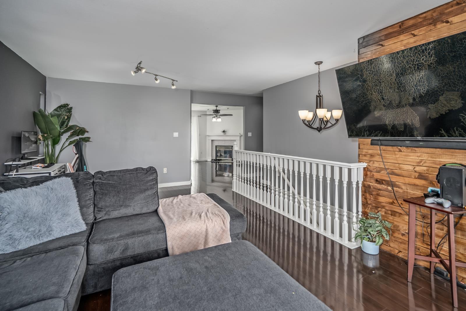 8232 Peacock Street, Mission, British Columbia  V2V 6Z8 - Photo 7 - R3136978