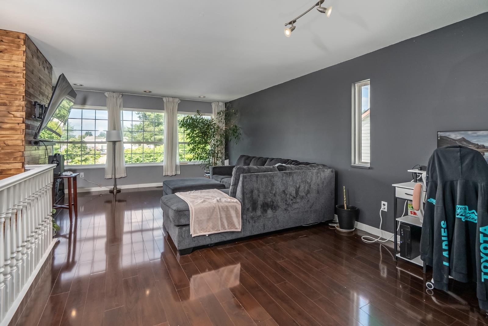 8232 Peacock Street, Mission, British Columbia  V2V 6Z8 - Photo 3 - R3136978