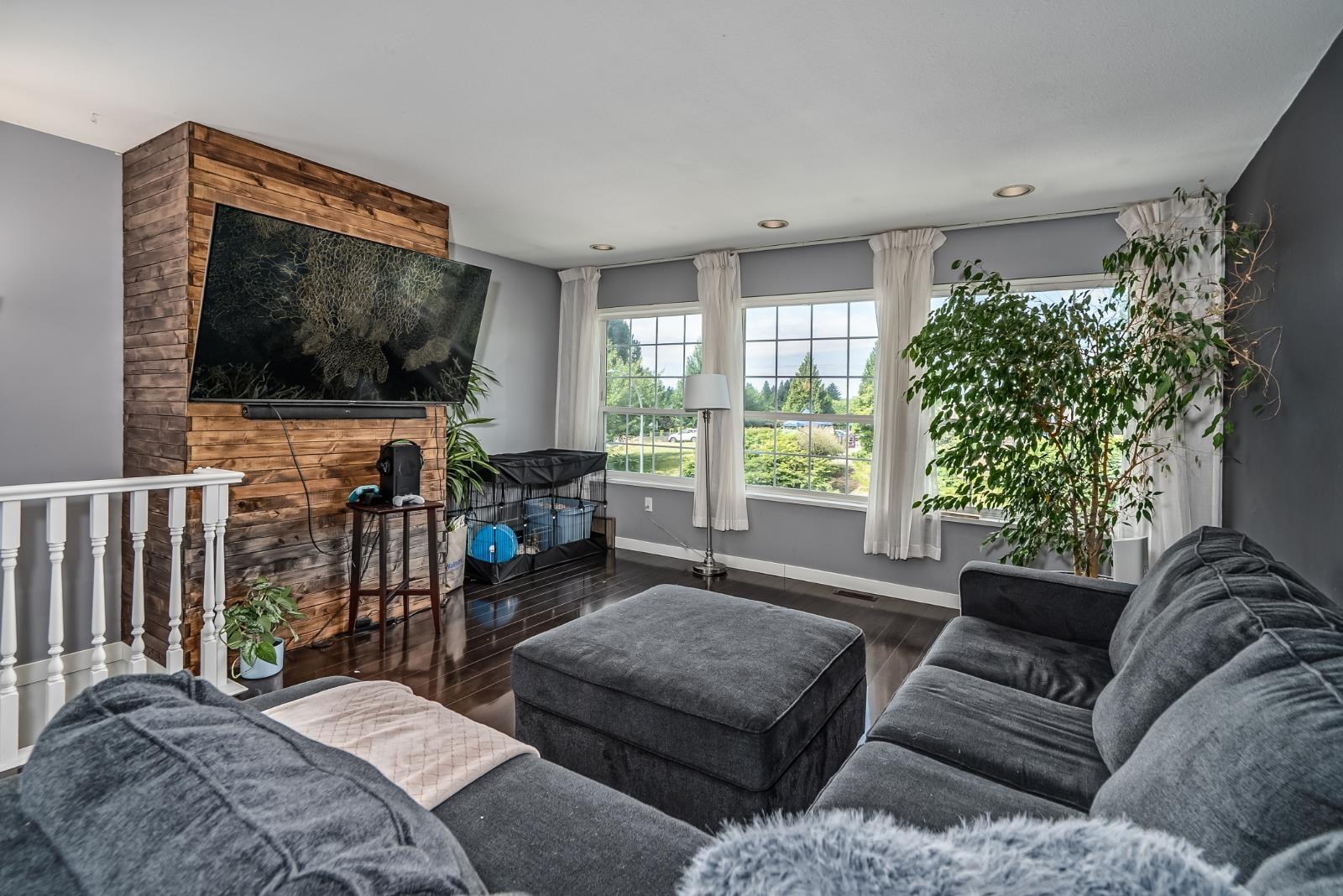 8232 Peacock Street, Mission, British Columbia  V2V 6Z8 - Photo 6 - R3136978