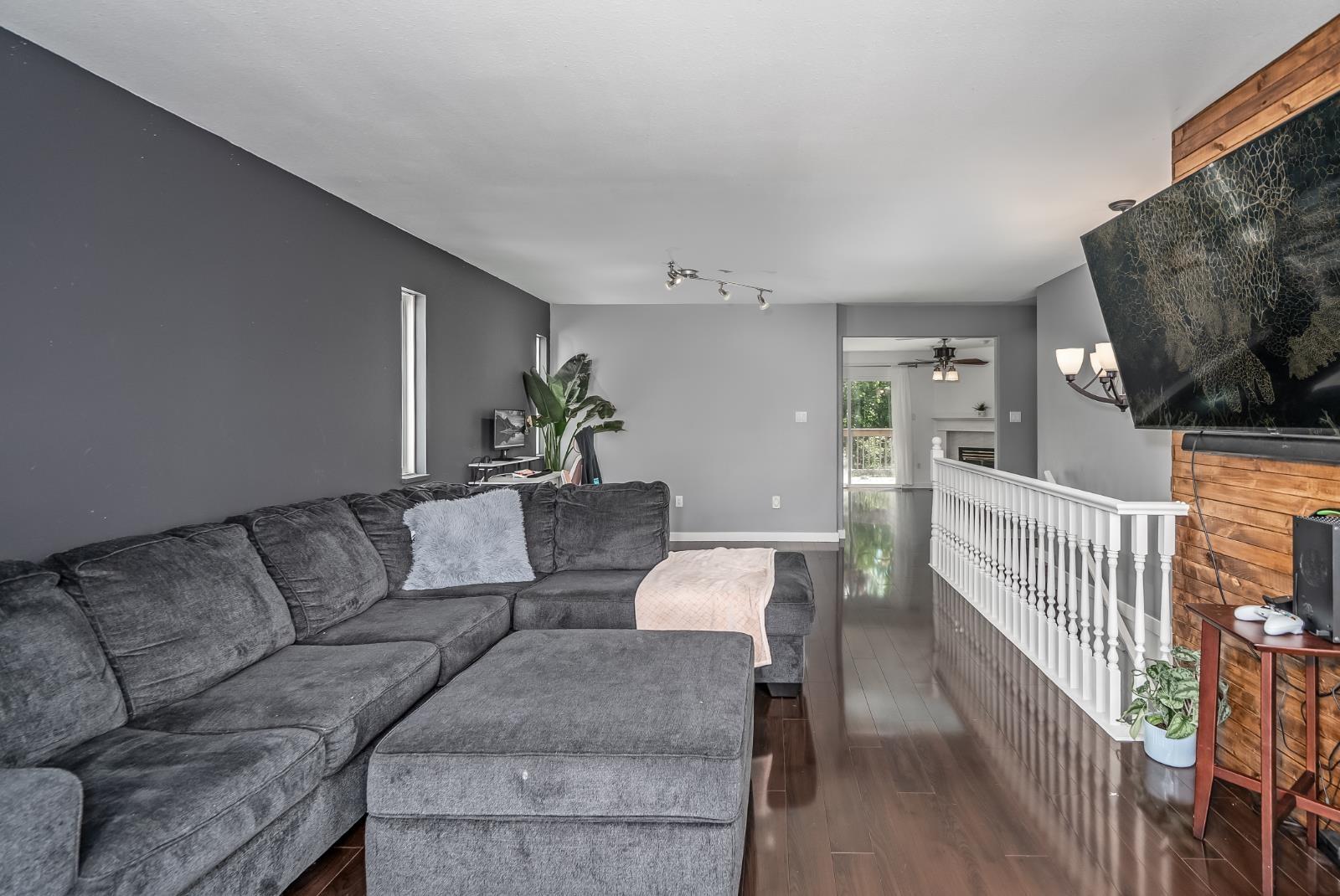 8232 Peacock Street, Mission, British Columbia  V2V 6Z8 - Photo 8 - R3136978