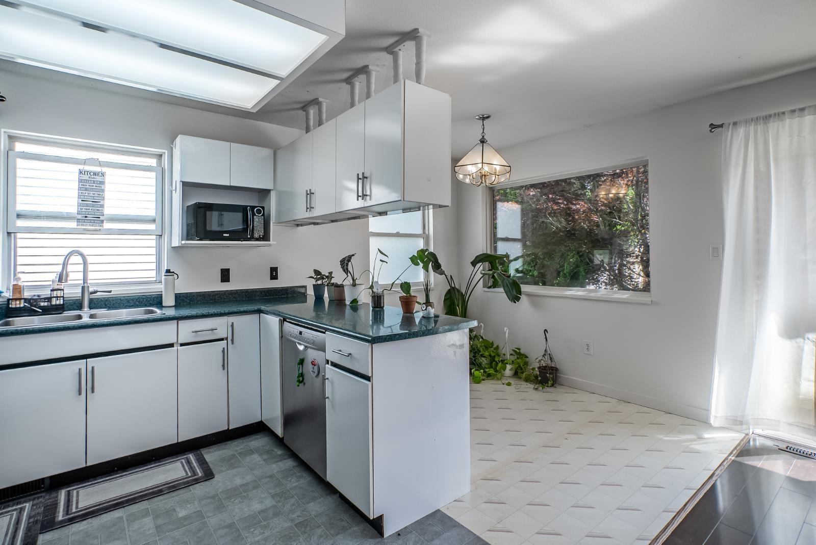 8232 Peacock Street, Mission, British Columbia  V2V 6Z8 - Photo 10 - R3136978