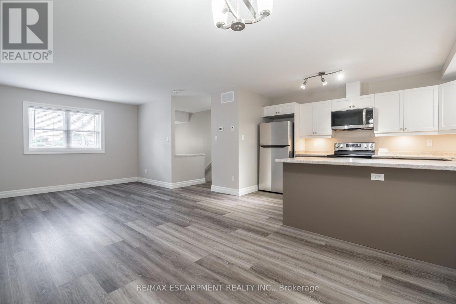 2 - 38 VIEWPOINT AVENUE, Hamilton, Ontario