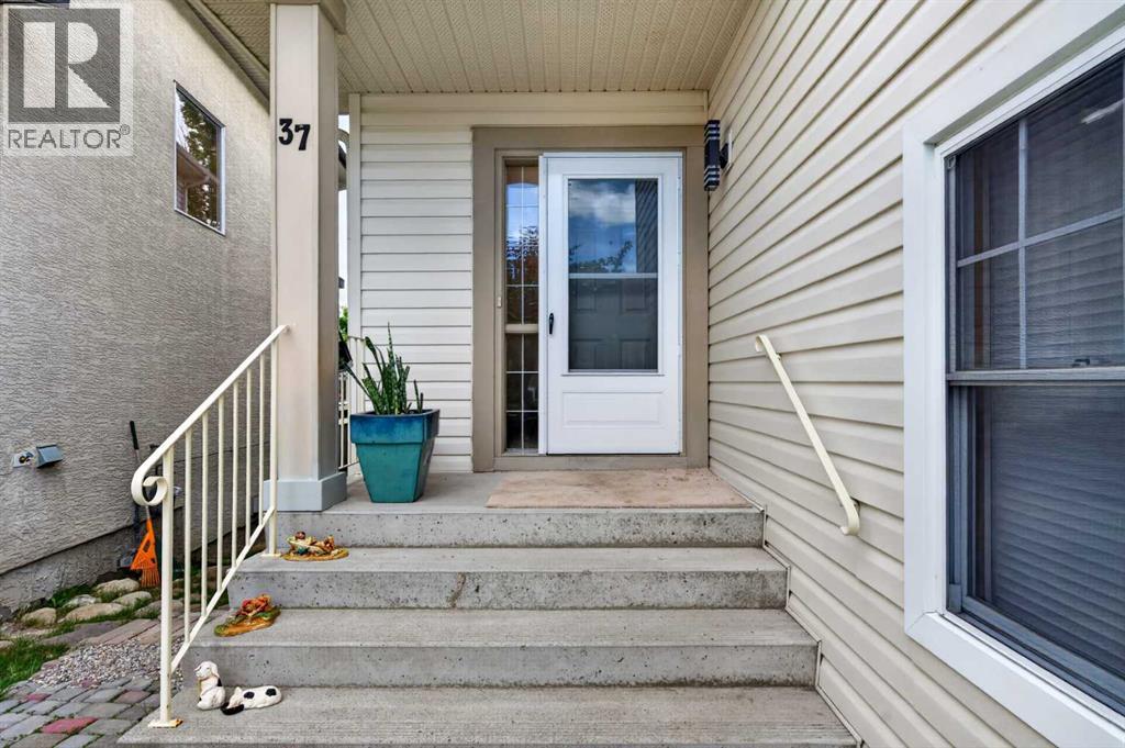 37 Tuscany Meadows Common NW, Calgary, Alberta  T3L 2L3 - Photo 3 - A2321196