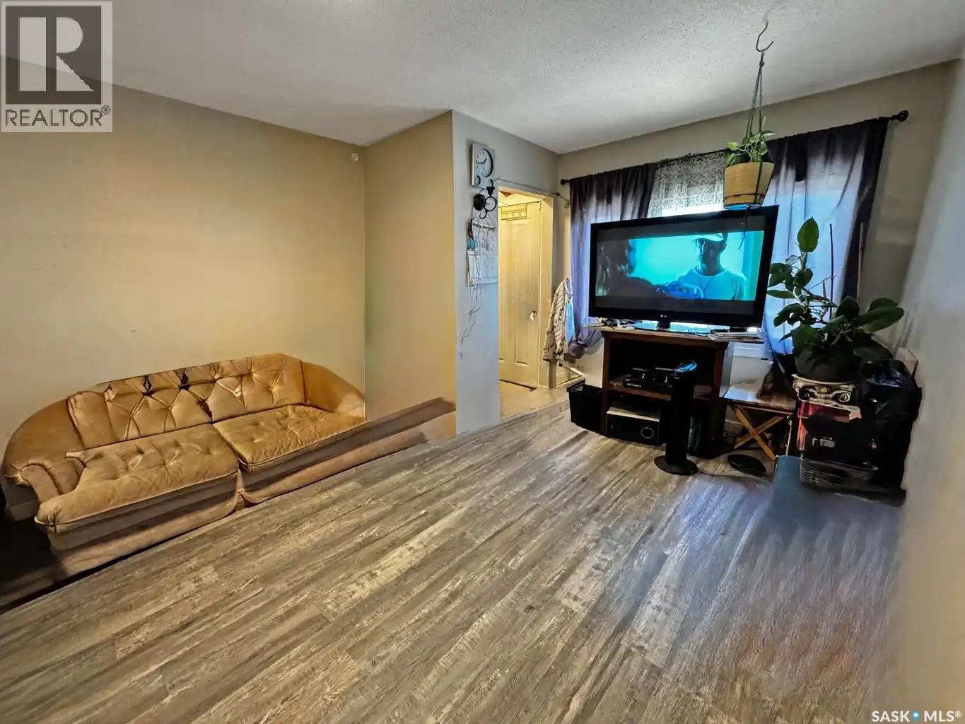 807 Weldon Avenue, Saskatoon, Saskatchewan S7M 2V3 - Photo 2 - SK038338