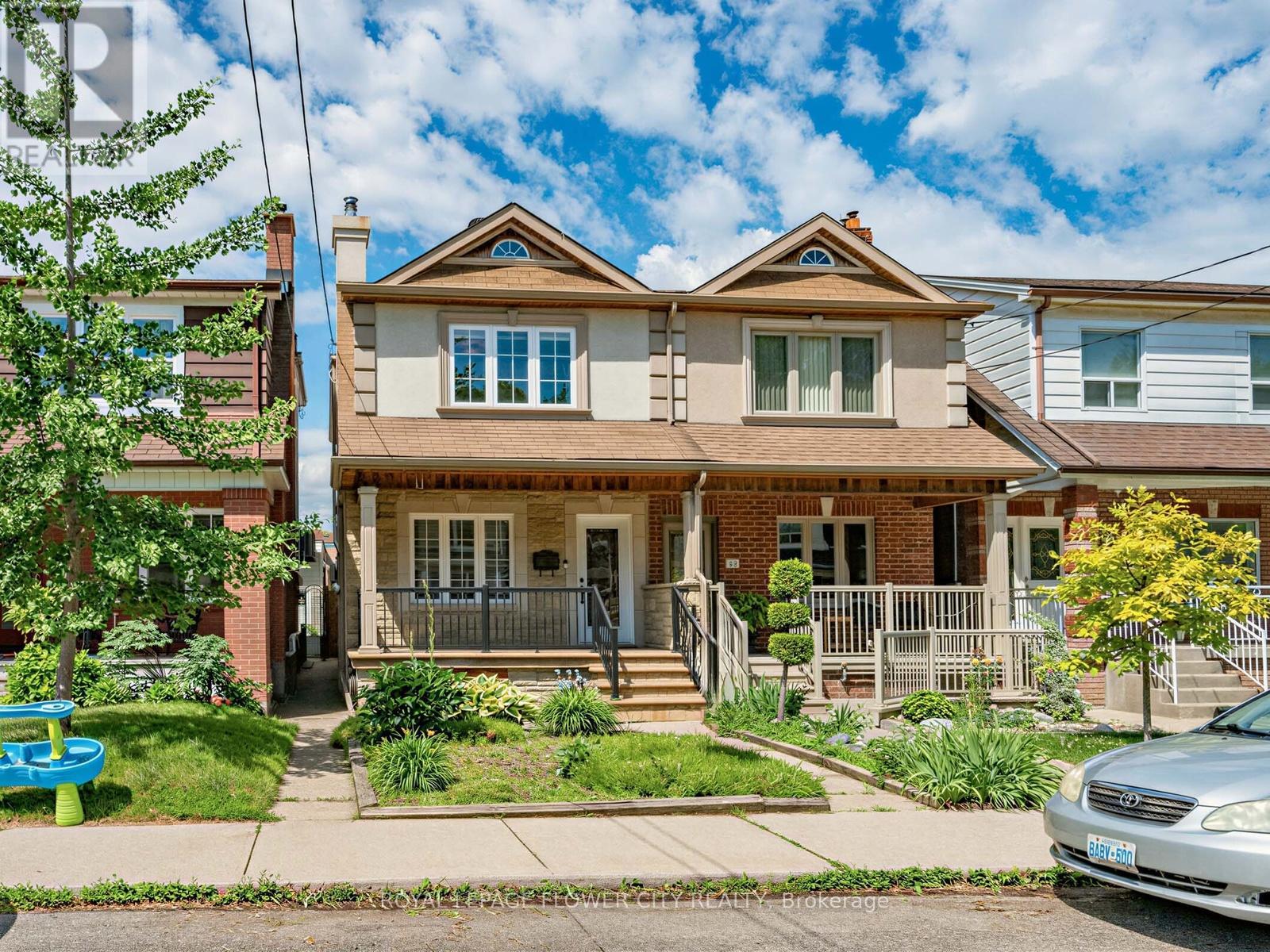 <div class="slider-price">$999,000</div><p>52 Gillespie Avenue, Toronto, Ontario</p>