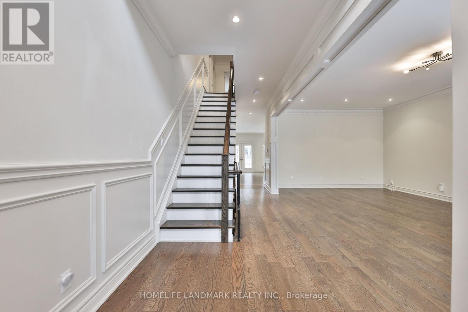 112 Kingsway Crescent, Toronto, Ontario  M8X 2R9 - Photo 2 - W13440388