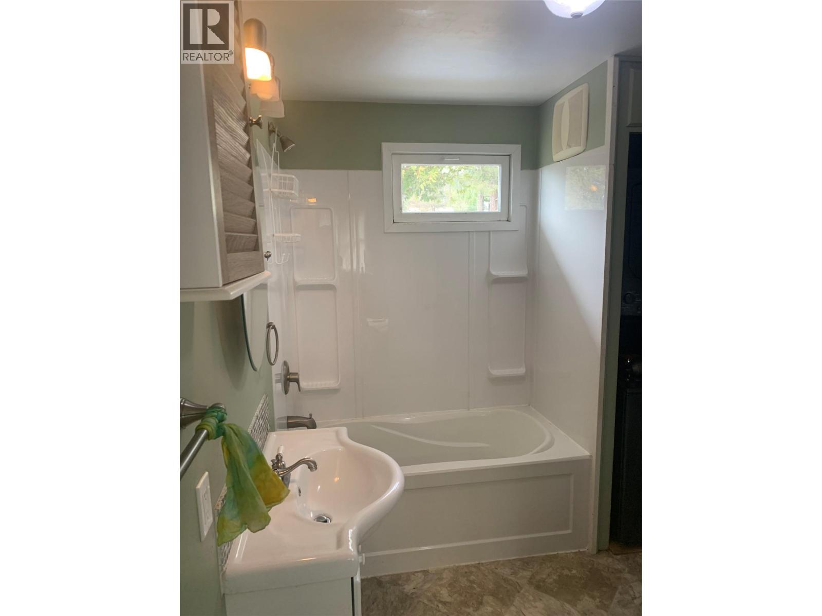 572 6 Highway, Nakusp, British Columbia  V0G 1R1 - Photo 2 - 10383658