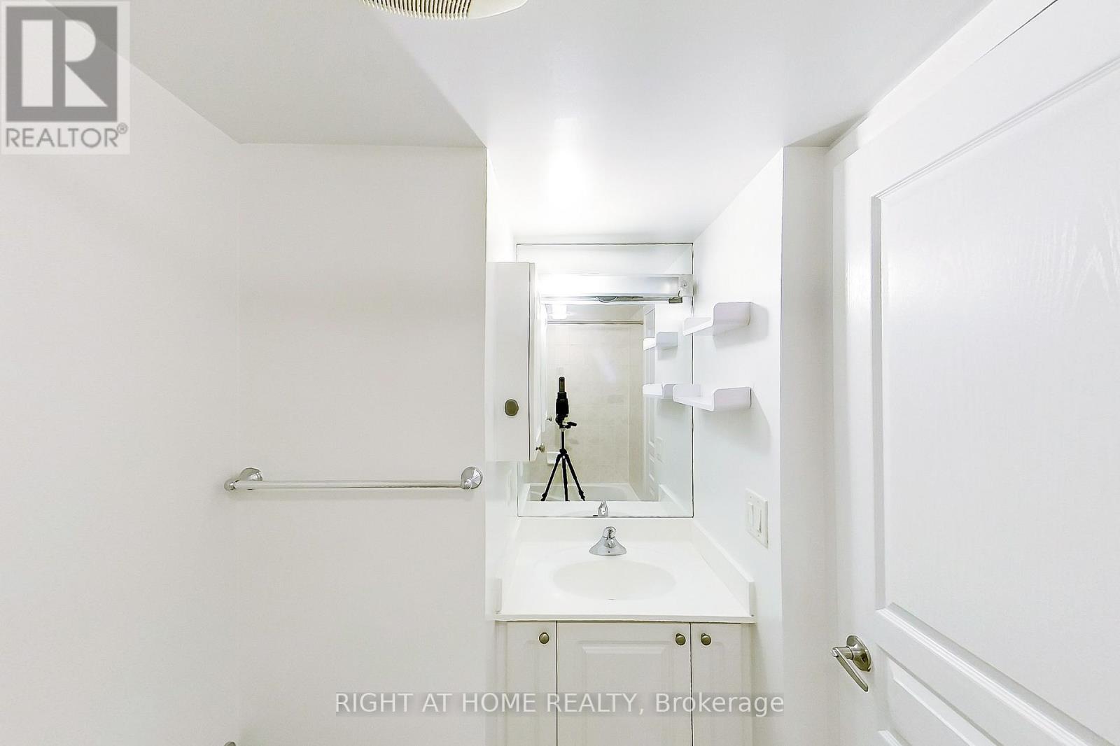 1813 - 18 Yonge Street, Toronto, Ontario M5E 1Z8 - Photo 24 - C13463086