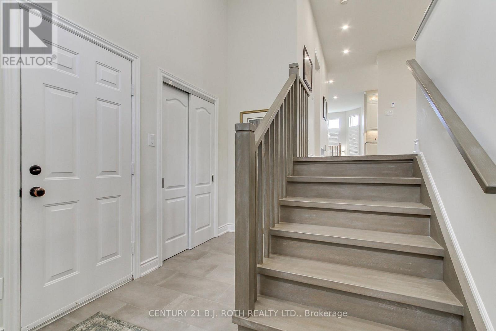 28 Poplar Drive, Richmond Hill, Ontario  L4E 2Y4 - Photo 4 - N13462994