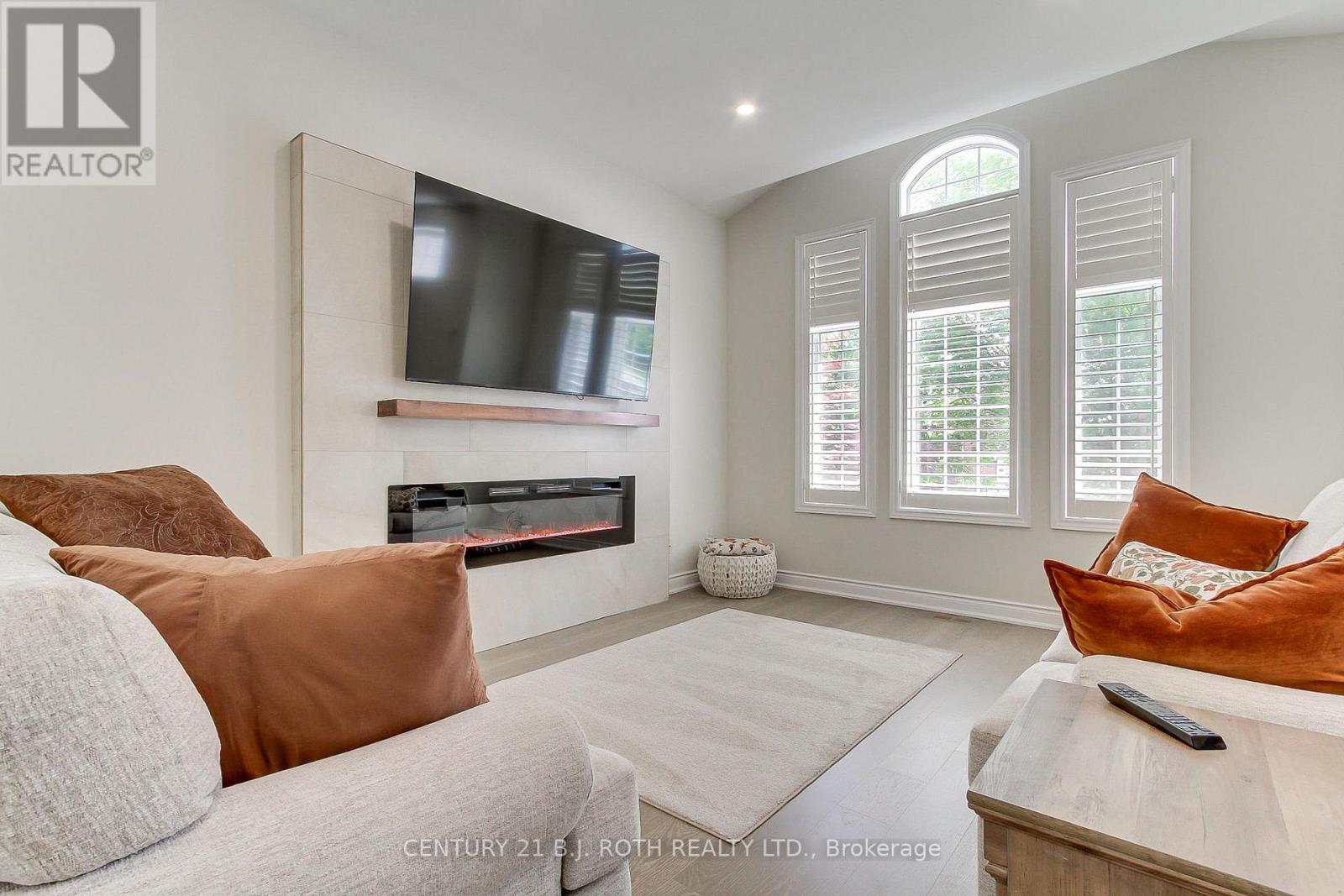 28 Poplar Drive, Richmond Hill, Ontario  L4E 2Y4 - Photo 6 - N13462994