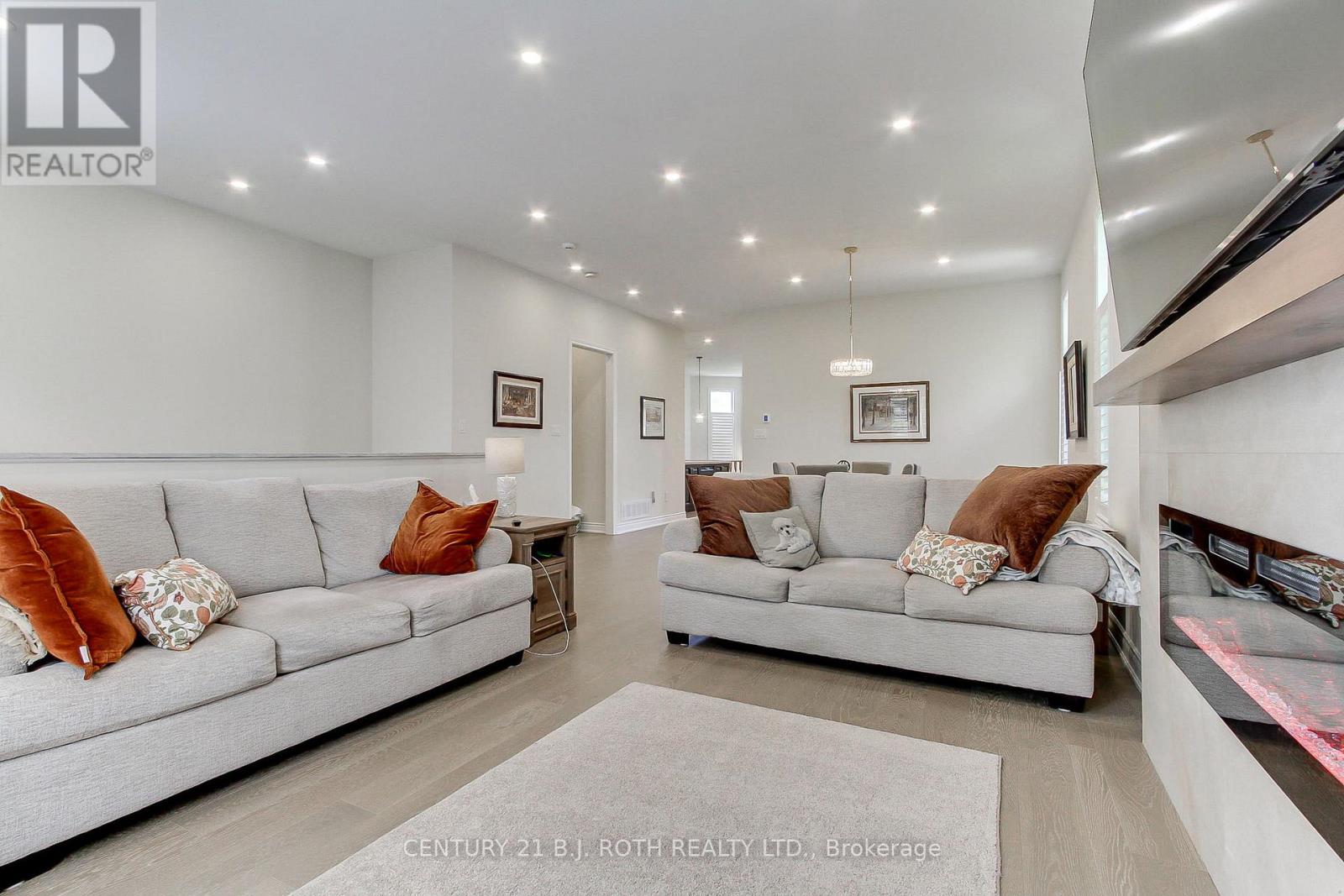 28 Poplar Drive, Richmond Hill, Ontario  L4E 2Y4 - Photo 7 - N13462994