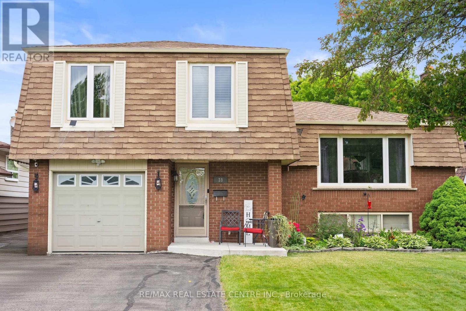39 Grassmere Crescent, Brampton, Ontario  L6S 1C9 - Photo 3 - W13462810