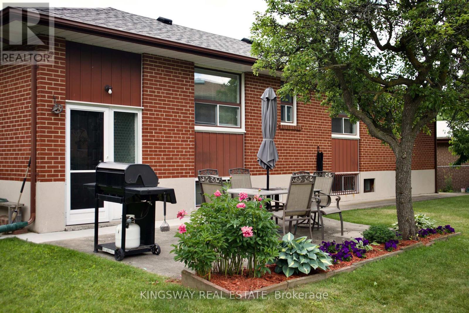 163 Floradale Drive, Mississauga, Ontario  L5B 1G2 - Photo 4 - W13075444