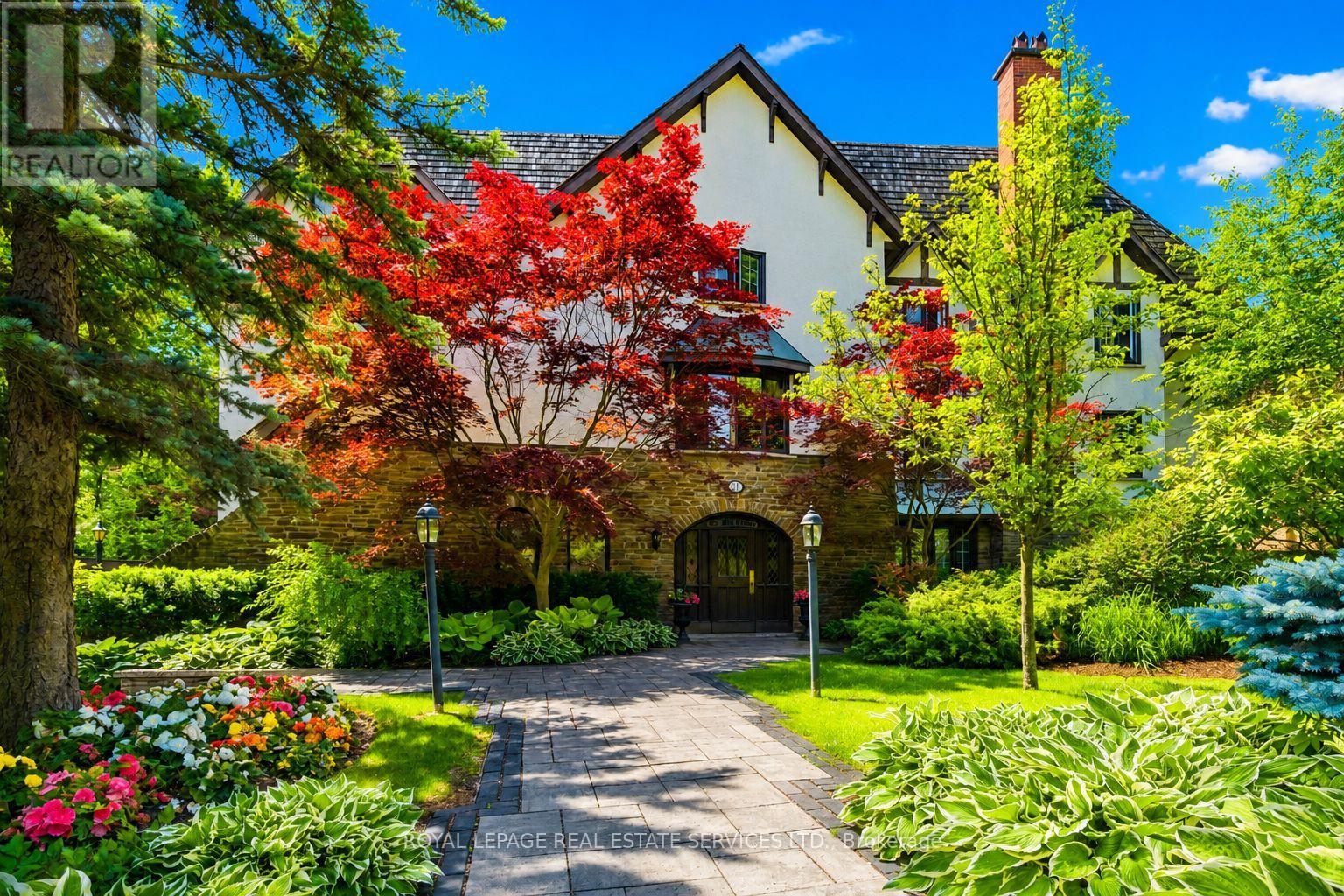 <div class="slider-price">$1,219,000</div><p>305 - 71 Old Mill Road, Toronto, Ontario</p>