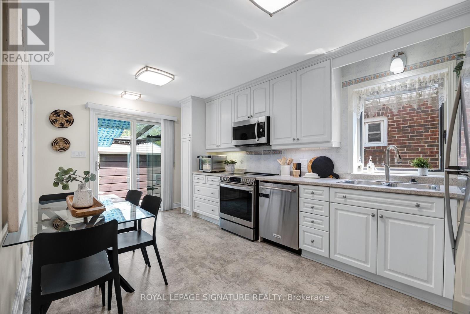 142 Divadale Drive, Toronto, Ontario  M4G 2P4 - Photo 9 - C13463196