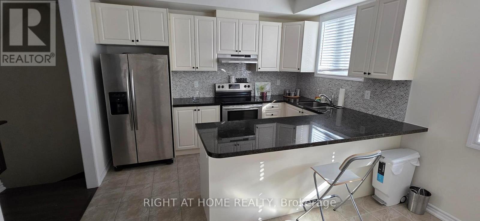 27 Shiff Crescent, Brampton, Ontario  L6Z 0B4 - Photo 3 - W13458068