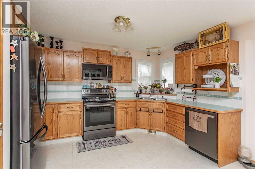 14 Lincoln Park, Lacombe, Alberta  T4L 1P3 - Photo 3 - A2314584