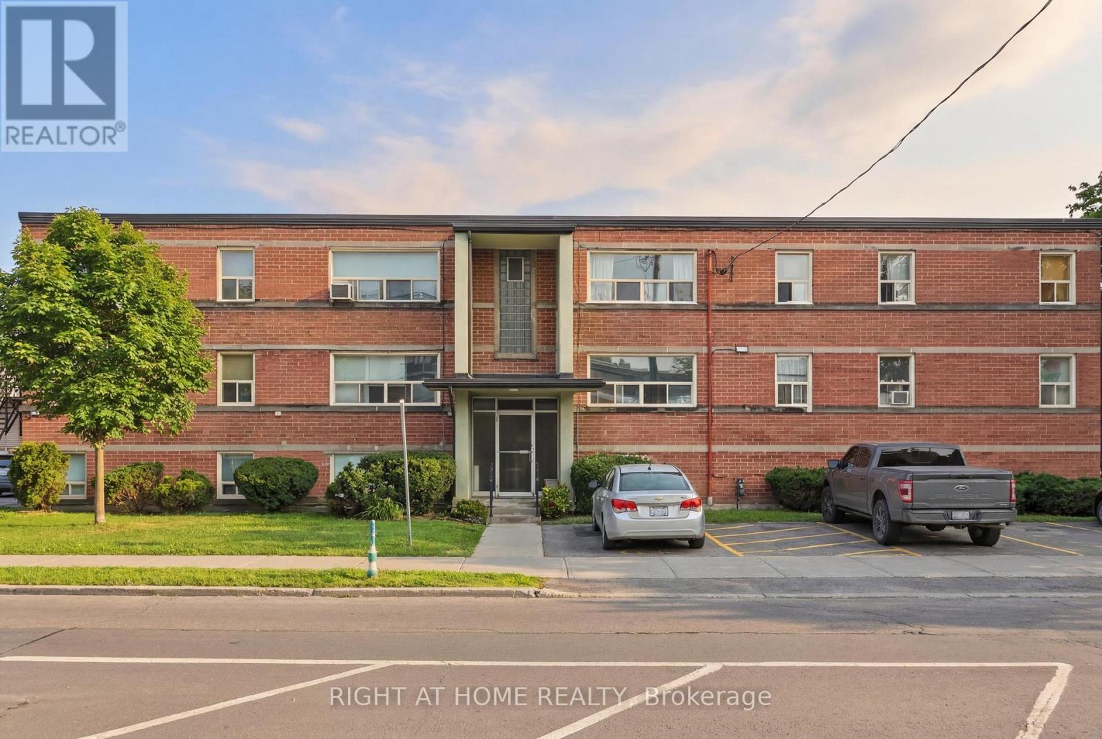 11 - 223 Macnab Street S, Hamilton, Ontario  L8P 3C9 - Photo 3 - X13004472